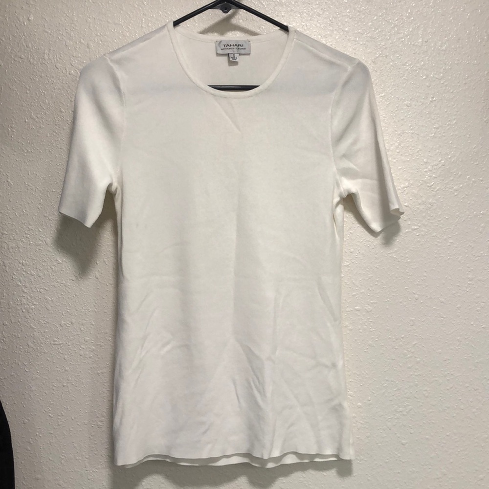 TAHARI basic white top size small NWOT